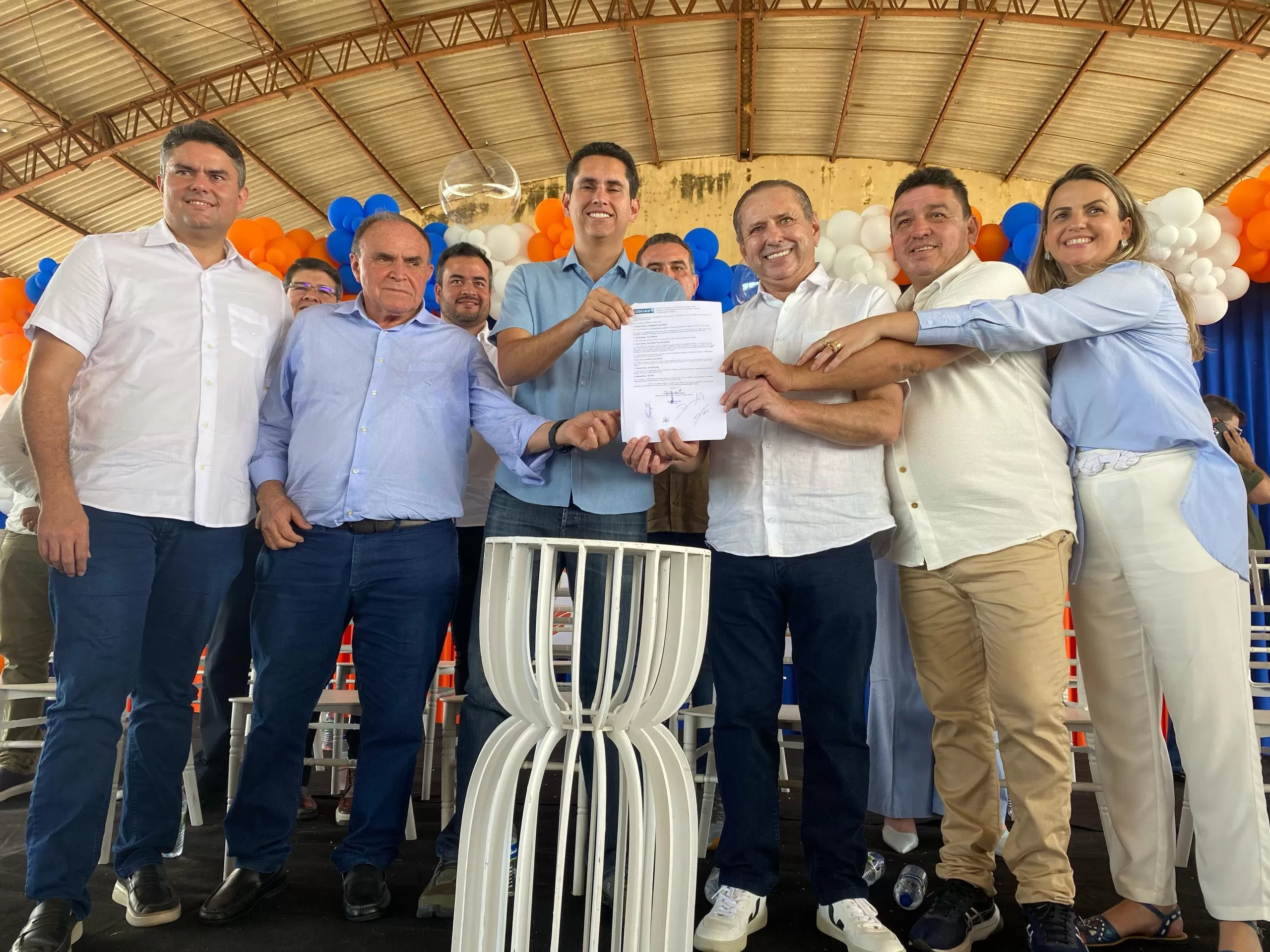 Produtores de camarão recebem kits para fortalecer carcinicultura no interior do Ceará